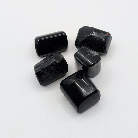 Schwarzer Turmalin Trommelstein - 20-30mm - FastCrystals