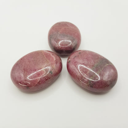 Rhodonite palm stone - 5cm